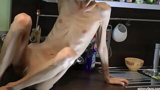 Skinny brunette posing naked - porn video